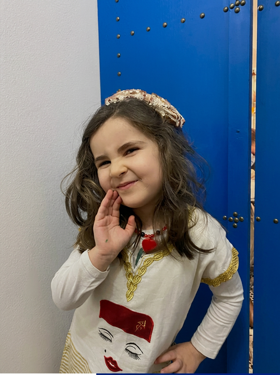 Enfant souriant en atelier AWLEDNA